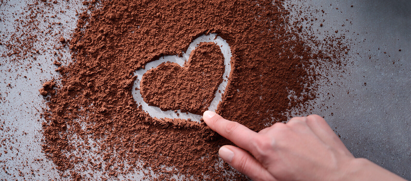 Herz in Kakao gezeichnet