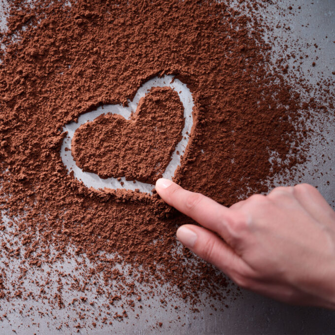Herz in Kakao gezeichnet